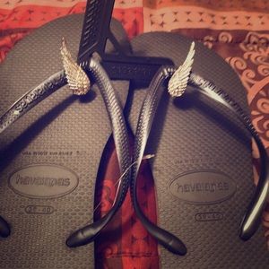 Havaianas black flipflop w/ rhinestone angel wing